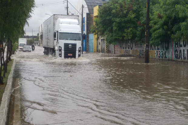 Avenida Sul apresentou os mesmo problemas de escoamento de gua e ficou muito alagada. Foto: Augusto Freitas/DP