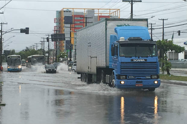 Avenida Mascarenhas de Morais, ma Imbiribeira, registrou inmeros pontos de inundaes nas chuvas de hoje. Foto: Augusto Freitas/DP