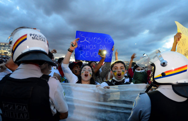 Protestos de junho de 2013, assim como os de 2016, motivaram diversas publicaes. AFP Photo/ Evaristo S
