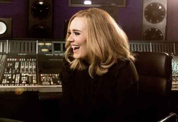 Adele tambm  contra assistir tudo pela tela do celular. Foto: Sony Music/Divulgao