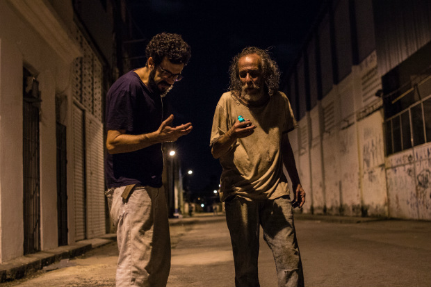 Cabús dirige o ator Cláudio Ferrário nas filmagens. Foto: Ju Brayner/ Divulgação