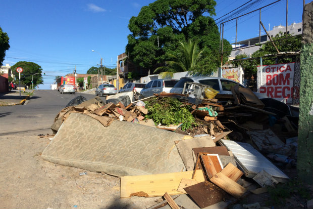 De cavalos comendo lixo na rua a esgoto estourado: moradores de Olinda  convivem com descaso