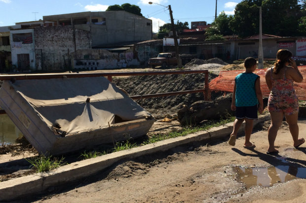Moradores culpam obra em canal pela grande inundao em Olinda. Foto: Mariana Fabrcio/DP