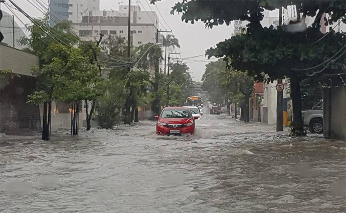 Em Casa Amarela, na Zona Norte do Recife, vrias ruas tambm esto alagadas. Foto: Fred Figueiroa/DP