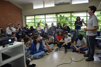 Nas salas de aula, os jovens falam sobre preservao ambiental, msica, poltica e incluso social. Foto: Arquivo pessoal/Divulgao