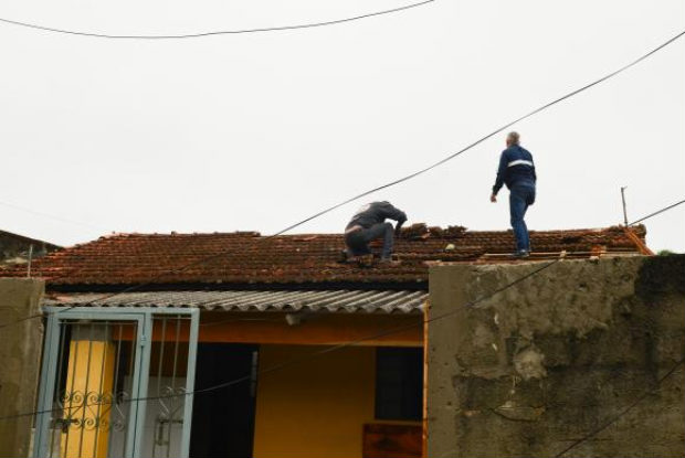 Vendaval provocou destelhamento de casas no municpio de Vargem Grande Paulista. Foto: Rovena Rosa/Agncia Brasil.