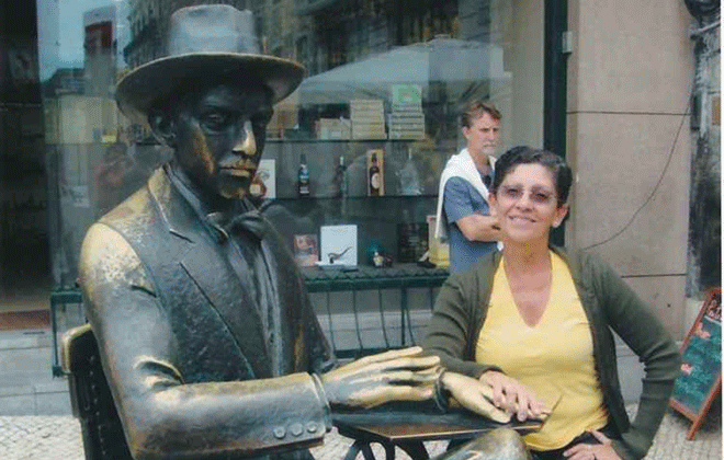 Farise Bolzom posa ao lado do poeta Fernando Pessoa, em Lisboa. Foto: Arquivo pessoal