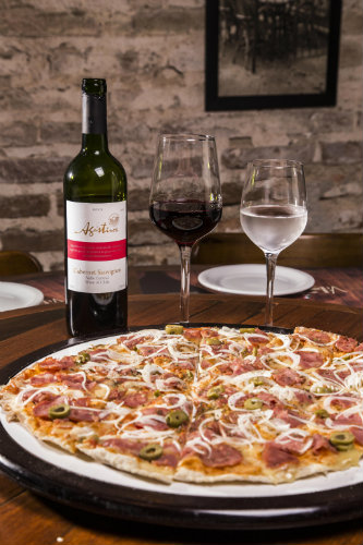 O menu do Vila Foria é composto por entrada, pizza grande, petit gateau e garrafa de vinho tinto ou branco. Foto: Divulgação O menu do Vila Foria é composto por entrada, pizza grande, petit gateau e garrafa de vinho tinto ou branco. Foto: Divulgação