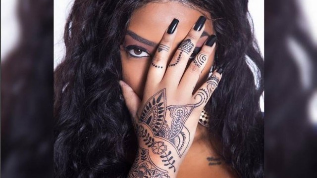 Ludmilla faz tatuagem em homenagem a Rihanna. Foto: Reproduo/Facebook