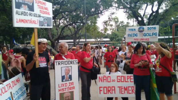 Gritando palavras de ordem e empunhando cartazes, manifestantes protestam contra o governo Temer. Foto: Luis Prates/Esp.DP