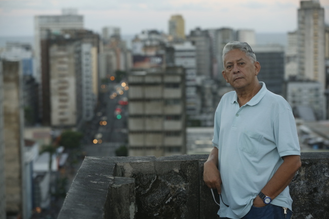 Psicoterapeuta e jornalista Horcio Neto, 68 anos, vive h 10 anos no edifcio Ambassador, um dos mais tradicionais da Boa Vista. Crdito: Rafael Martins/ Esp. DP (Rafael Martins/ Esp. DP)