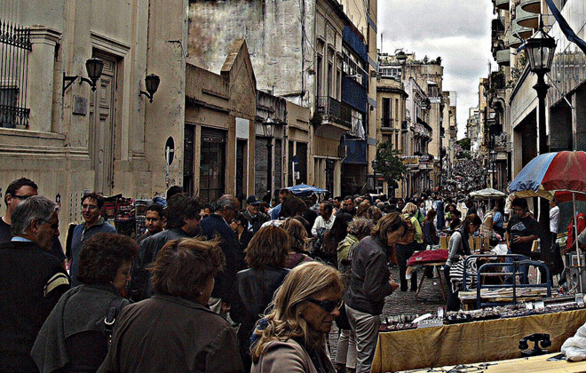 Se estiver na cidade no fim de semana, a feira de San Telmo no domingo  uma boa pedida. Foto: lilianmirto/Flickr
