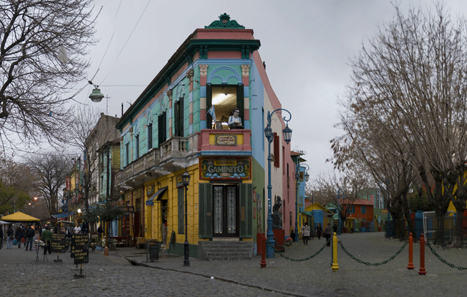O Caminito, cercado de restaurantes e souvenirs, atrai com suas casas coloridas. Foto: Diego/Flickr