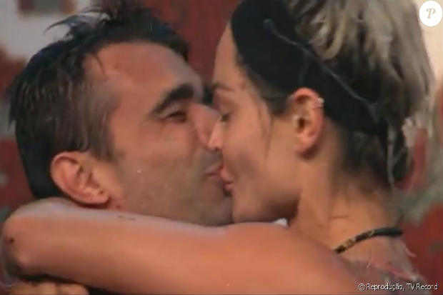 Casal trocou um beijo apaixonado aps pedido de casamento. Foto: Reproduo/TV Record