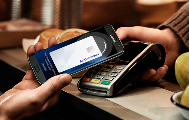 Samsung Pay dispensa a necessidade presencial do cartão e, para usar, não é preciso nenhuma adaptação do estabelecimento. Foto: Samsung/Divulgação Samsung Pay dispensa a necessidade presencial do cartão e, para usar, não é preciso nenhuma adaptação do estabelecimento. Foto: Samsung/Divulgação