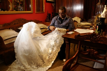 Os vestidos de noiva e de festa so especialidades de Paulo. Foto: Paulo Paiva/DP