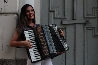 Damaris se mudou para a capital pernambucana h dois anos e, desde ento, se dedica ao estudo do acordeon. Foto: Brenda Alcantara/DP