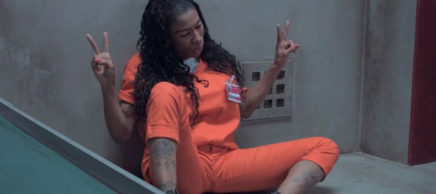 Em vdeo promocial de Orange is the new black, Ins Brasil aparece como prisioneira