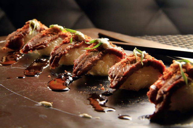 O carro-chefe da casa é o Sushi de carne de sol, finalizado com manteiga de garrafa, inspirado no Sushi de kobe beef servido em restaurantes japoneses de Nova York. Foto: Sérgio Lobo/Divulgação O carro-chefe da casa é o Sushi de carne de sol, finalizado com manteiga de garrafa, inspirado no Sushi de kobe beef servido em restaurantes japoneses de Nova York. Foto: Sérgio Lobo/Divulgação