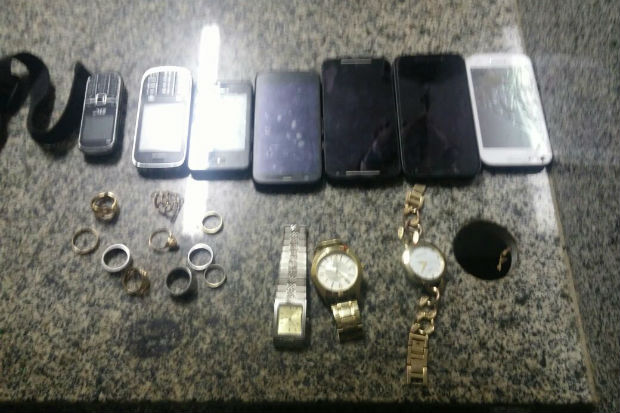 Com o preso foram recuperados nove aparelhos Smartphones, trs relgios e 10 anis, tomados das vtimas. Foto: Polcia Civil/ Divulgao