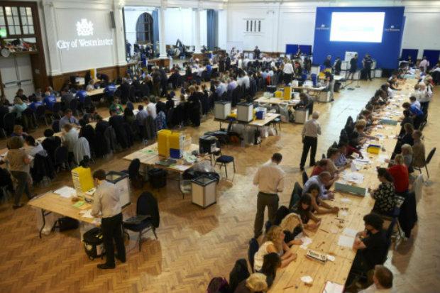 Funcionrios contam os votos do referendo, em Londres, no dia 23 de junho de 2016.
Foto: AFP/NIKLAS HALLE'N.