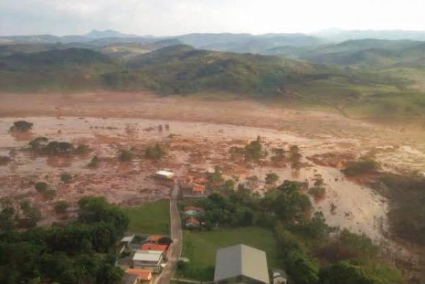 O rompimento da barragem do Fundo em Mariana deixou 19 pessoas mortas, causou destruio da vegetao nativa e poluiu a bacia do Rio Doce. Foto: Corpo de Bombeiros/MG - Divulgao
