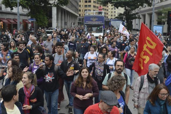 Professores e estudantes fazem manifestao na Alerj por aumento de salrio e melhores condies de trabalho. Foto: Tomaz Silva/Agncia Brasil