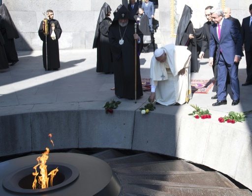 O papa Francisco deposita uma flor diante da chama eterna do Memorial do Genocdio de Tzitzernakaberd. Foto: Maurizio Brambatti/AFP