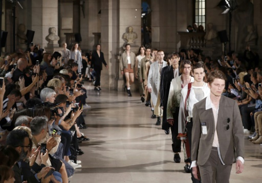 Modelos apresentam criaes de Margiela, em Paris, no dia 24 de junho de 2016.  AFP FRANCOIS GUILLOT 