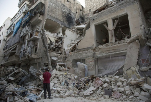 Homem observa escombros de edifcio atingido por bombardeio em 9 de junho na cidade sria de Aleppo.  AFP/Arquivos Karam al Masri 