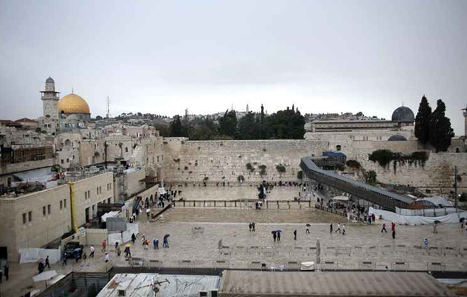 Em Jerusalm, o Muro das Lamentaes  visitados por milhares de turistas. As autoridades locais mantm a segurana reforada. Foto: Ahmah Garabli/Reproduo