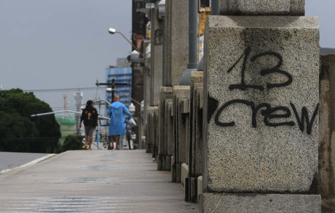 Pichaes poluem a vista de quem passa pela ponte. Foto: Julio Jacobina/DP