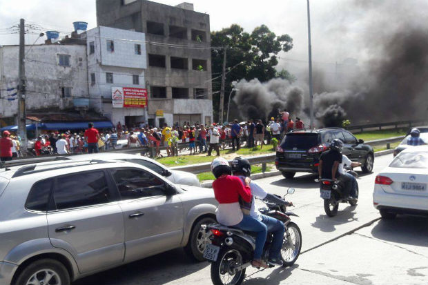 Manifestantes atearam fogo em pneus, entulhos e pedaos de madeira. Foto: Marcello Augusto/Cortesia