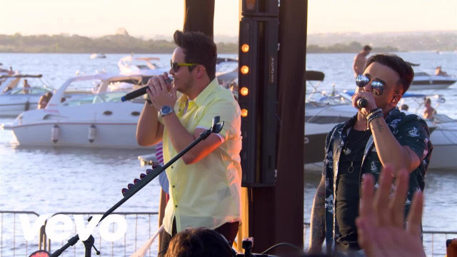 Dupla sertaneja comanda festa sunset e apresenta show do DVD Na praia. Foo: Reproduo/YouTube