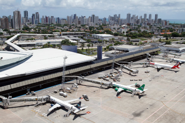 O levantamento econmico, determinante para a escolha, verificou que caso o Recife seja escolhido, o impacto prev a gerao de valor agregado na ordem de R$ 9,7 bilhes.
Foto: Rafael Martins/DP.