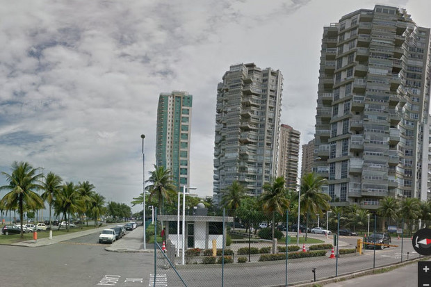 Fernando Baiano cumpre pena numa cobertura, em frente  Praia da Barra da Tijuca, num dos metros quadrados mais caros do Rio de Janeiro. O prdio dele  o primeiro,  direita. Crdito: reproduo do Google. (Fernando Baiano cumpre pena numa cobertura, em frente  Praia da Barra da Tijuca, num dos metros quadrados mais caros do Rio de Janeiro. O prdio dele  o primeiro,  direita. Crdito: reproduo do Google.)