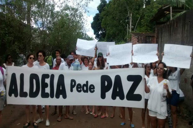 Manifestao reuniu cerca de 200 pessoas e foi at a casa do prefeito de Camaragibe, Jorge Alexandre Soares da Silva (PSB)