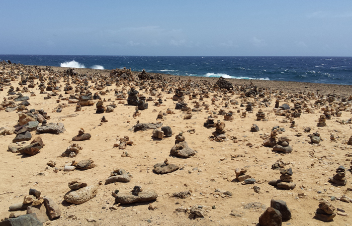 Tradio entre os turistas  colocar seis pedras uma em cima da outra e, se elas no carem, sinal de que eles vo voltar a Aruba. Foto: Paulo Goethe/DP