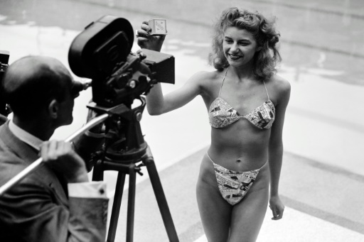 Em 1946, candidata a banhista mais bonita posa em uma piscina de Paris exibindo um biquni criado por Louis Rard. Foto: AFP/Arquivos