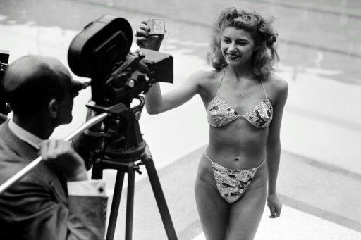Em 1946, candidata a banhista mais bonita posa em uma piscina de Paris exibindo um biquíni criado por Louis Réard. Foto: AFP/Arquivos Em 1946, candidata a banhista mais bonita posa em uma piscina de Paris exibindo um biquíni criado por Louis Réard. Foto: AFP/Arquivos