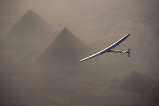 O avio sobrevoa as pirmides do Egito antes do pouso. Foto: Solar Impulse 2/AFP Jean Revillard 