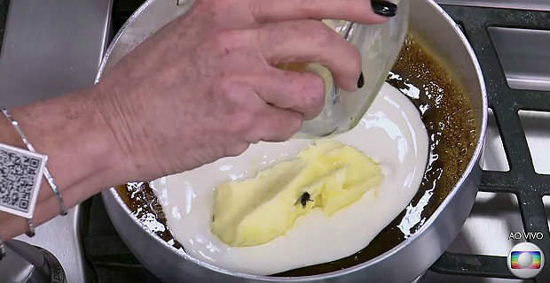 O inseto apareceu claramente na tela para os telespectadores enquanto Ana Maria Braga preparava um caramelo de banana. Foto: Reproduo/Twitter 
