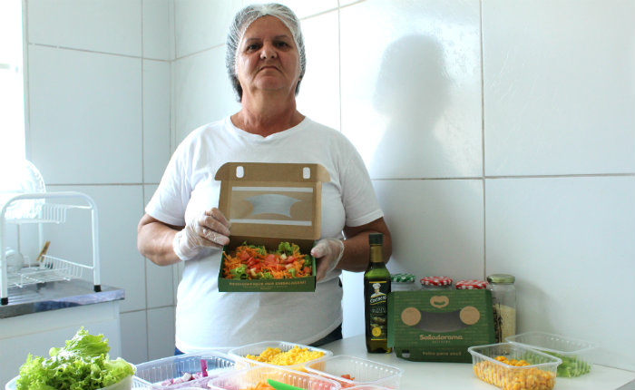 Edilene Maria de Oliveira participou da capacitao para aprender o manejo com saladas, tanto no preparo como na conservao desses alimentos.
Foto: Mariana Fabrcio/DP.