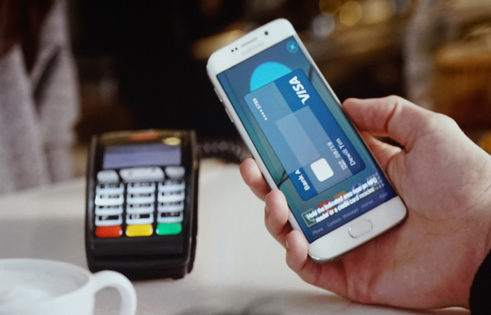 Para fazer um pagamento com o Samsung Pay, o consumidor deve selecionar o cartão em um smartphone compatível da Samsung. Foto: Samsung/Divulgação Para fazer um pagamento com o Samsung Pay, o consumidor deve selecionar o cartão em um smartphone compatível da Samsung. Foto: Samsung/Divulgação