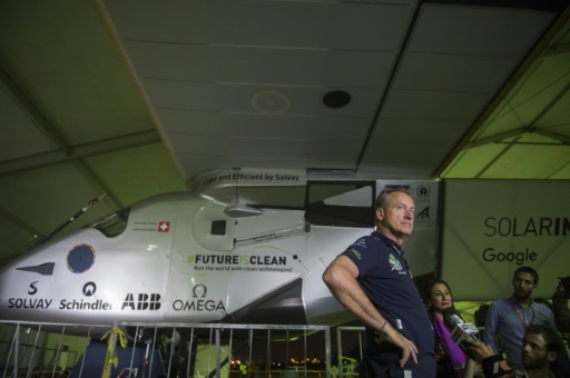 O suo Andr Borschberg, um dos pilotos do Solar Impulse 2, anuncia  imprensa o adiamento da ltima etapa da volta ao mundo do avio solar. Foto: KHALED DESOUKI /AFP