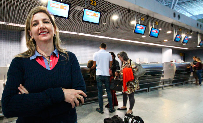 J sabendo da mudana, a advogada Sandra Caida chegou mais cedo ao aeroporto nesta segunda-feira. Foto: Karina Morais/Esp DP