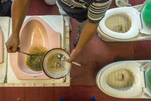 Existem no mundo outros restaurantes parecidos, como em Taiwan e Rssia, mas o Jamban Caf se distingue dos demais porque tenta ensinar seus clientes os benefcios da higiene pblica. Foto: AFP/SURYO WIBOWO