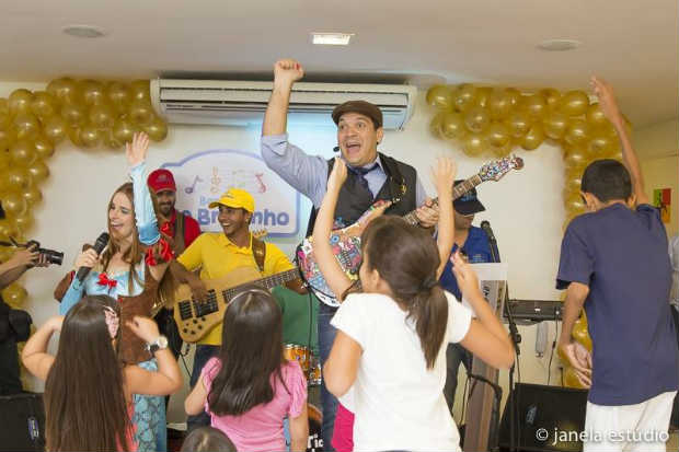 Tio Bruninho tem como marca registrada a mistura da interatividade musical e histrias infantis. Reproduo/Facebook