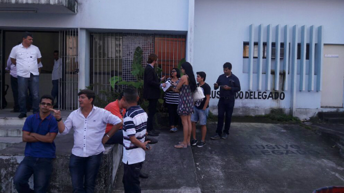 Motoristas do Uber se concentram na porta da delegacia. Foto: WhatsApp/Cortesia Motoristas do Uber se concentram na porta da delegacia. Foto: WhatsApp/Cortesia