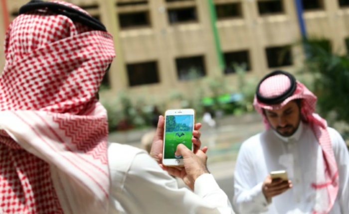 Homens sauditas jogam Pokemon Go, em Riad, no dia 17 de julho de 2016.
Foto: AFP STRINGER.
